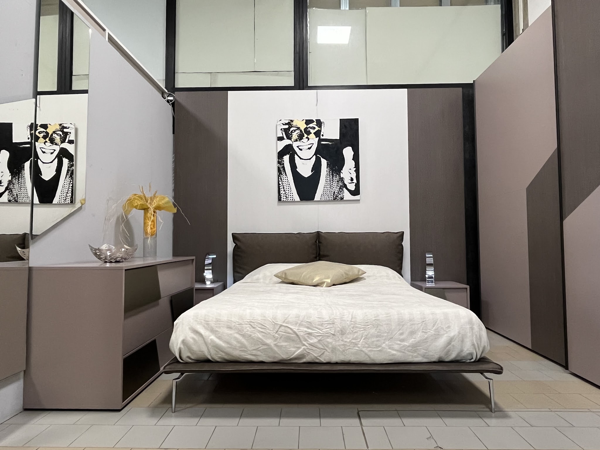 Camera matrimoniale esposta nello showroom