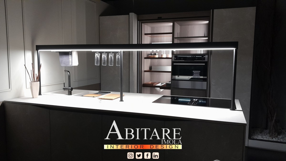 Cucina contemporanea realizzata da Abitare Imola con isola e colonne attrezzate