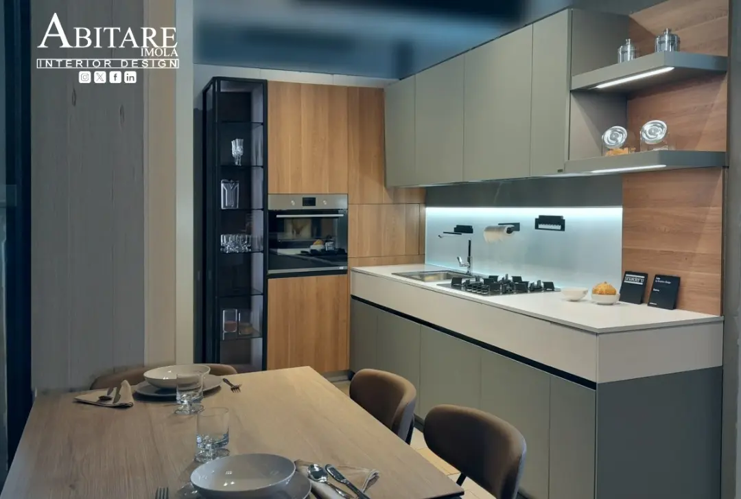 Cucina con banco e sedute, fotografata da Abitare Imola