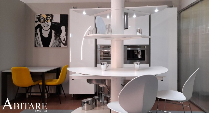 Treestyle Kitchen: cucina autoportante con piani sovrapposti nello showroom Abitare Imola